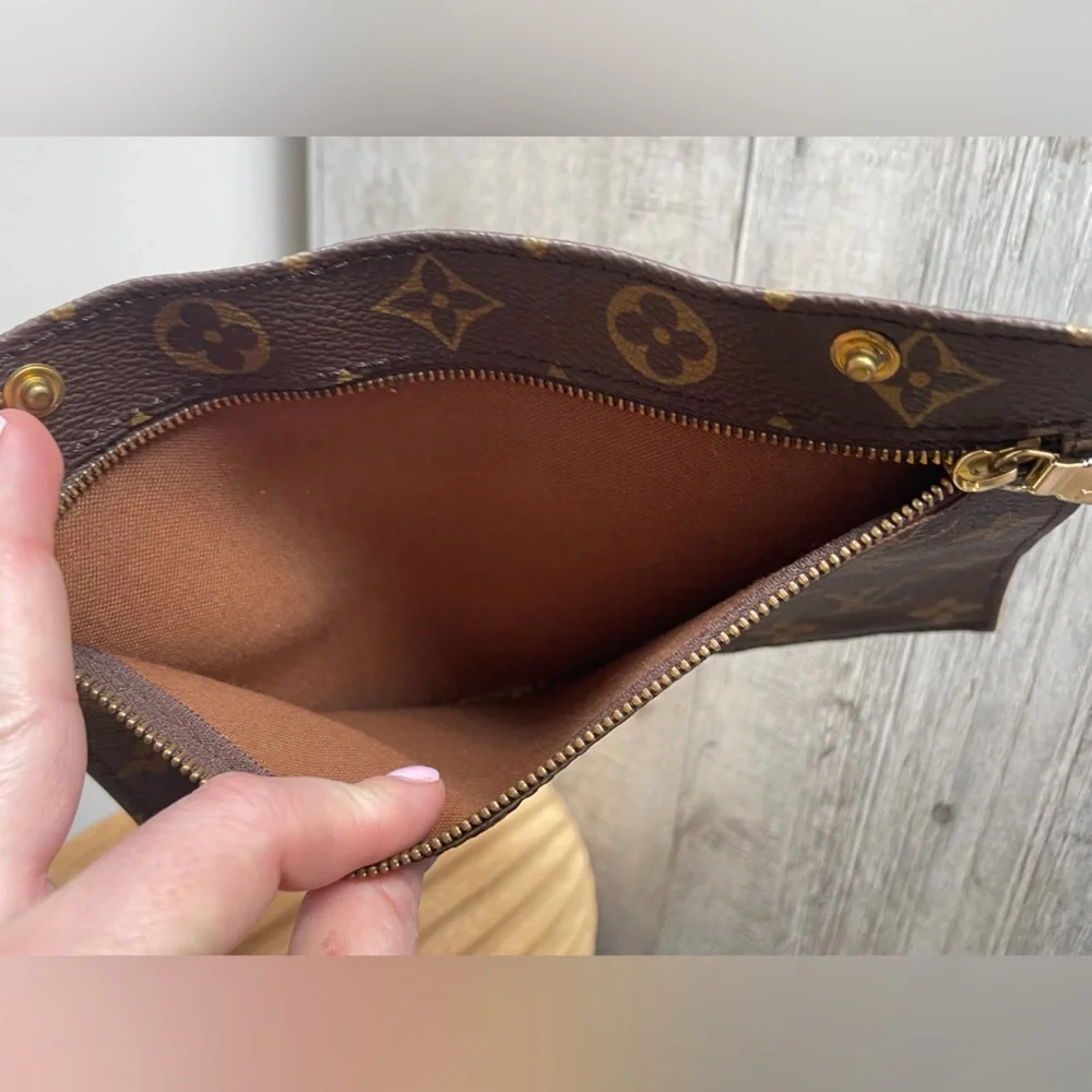 Authentic LOUIS VUITTON Monogram
Pouch insert Toiletry Clutch - Picture 5 of 8